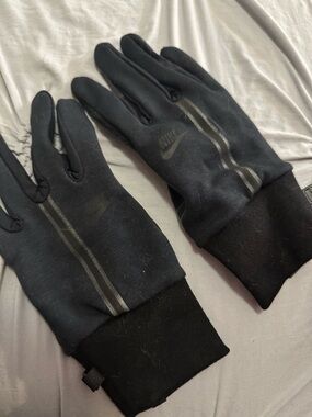 Nike Men’s Black Gloves with Reflective Stripe Detail